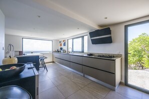 Køleskab, mikrobølgeovn, ovn, kogeplade