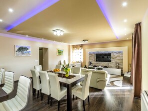 Villa | Dining