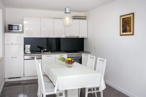 Apartment | Eigene Küche | Kühlschrank, Mikrowelle, Ofen, Herdplatte