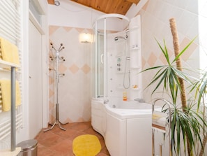 Ferienhaus | Badezimmer | Badewanne, Haartrockner