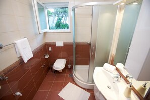 Appartement | Salle de bain | Douche, sèche-cheveux