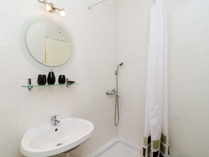 Apartment | Badezimmer | Dusche, Haartrockner
