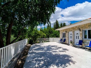 Apartment | Property grounds - Apartments Versus- Comfort Studio Apartment With Terrace (Zupa dubrovacka)