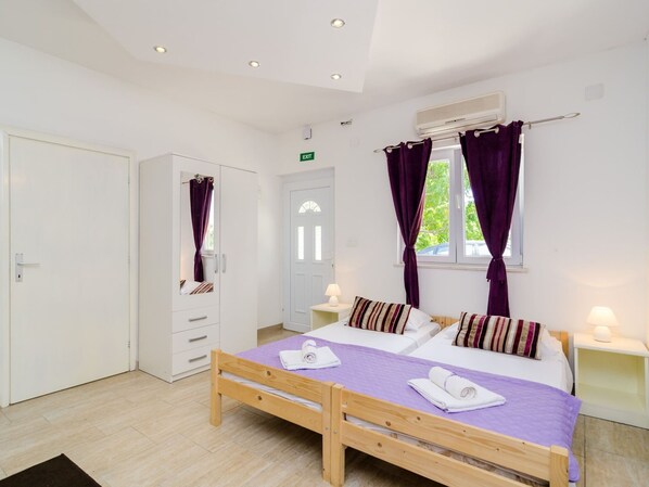 Apartment - Apartments Versus- Comfort Studio Apartment With Terrace (Zupa dubrovacka)