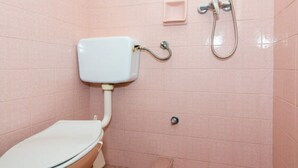 Ein Badezimmer mit Toilette, Waschbecken und Dusche.