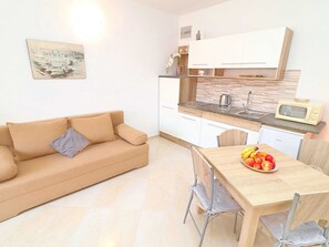 Appartement | Cuisine privée | Réfrigérateur, micro-ondes, plaque de cuisson