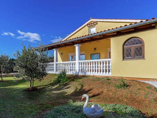 Holiday House in Liznjan With Garden & BBQ