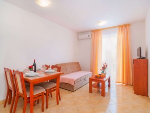 Dining - Apartments Island Beat - One Bedroom Apartment With Balcony and Sea View (Supetar)