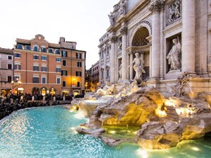 A historic fountain with classical architecture, surrounded by buildings and a crowd of people. - Belvilla by OYO Veio 4 pax (Rome)