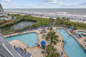 Een binnenzwembad, een buitenzwembad