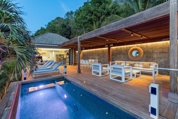 Een verwarmd zwembad