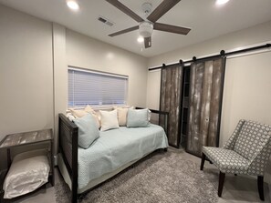 3 bedrooms, internet, bed sheets