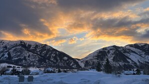 A snowy mountain landscape with a village in the valley. - Darling Cottage Close to Resorts and other winter activities. (Eden)