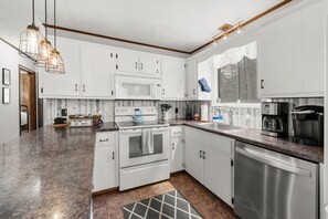 冷蔵庫、電子レンジ、オーブン、コンロ