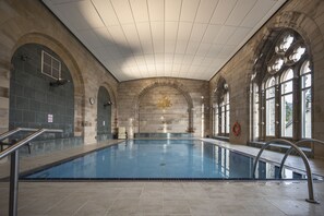 من حمّامات السباحة المغطاة، حمّام سباحة مُدفَّأ