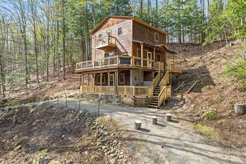 Charming cabin with three river-view decks & private setting