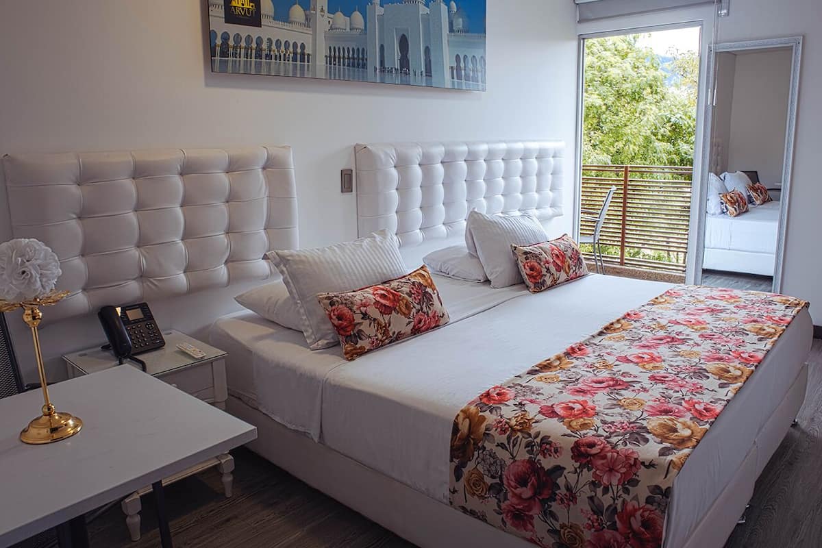 Habitación individual estándar | Colchones con acolchado adicional, caja fuerte, escritorio