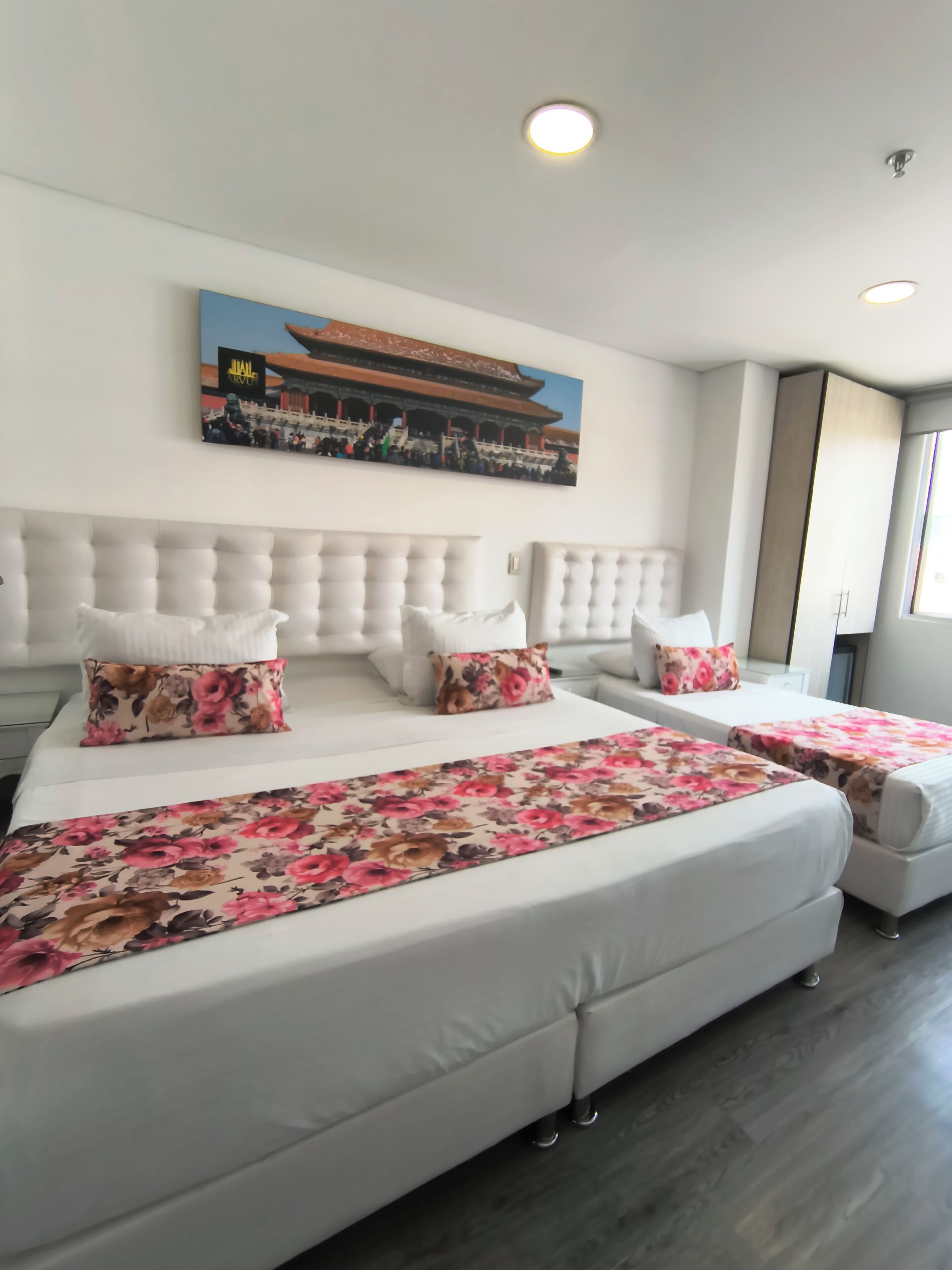 Superior driepersoonskamer | Pillowtop-bedden, een kluis op de kamer, een bureau, een laptopwerkplek