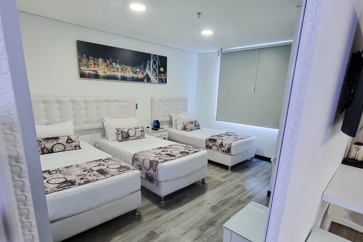 Camas con pillow-top, caja de seguridad en la habitación y escritorio