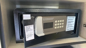 Un coffre-fort doté d’un clavier, d’une serrure et d’instructions disponibles en plusieurs langues.