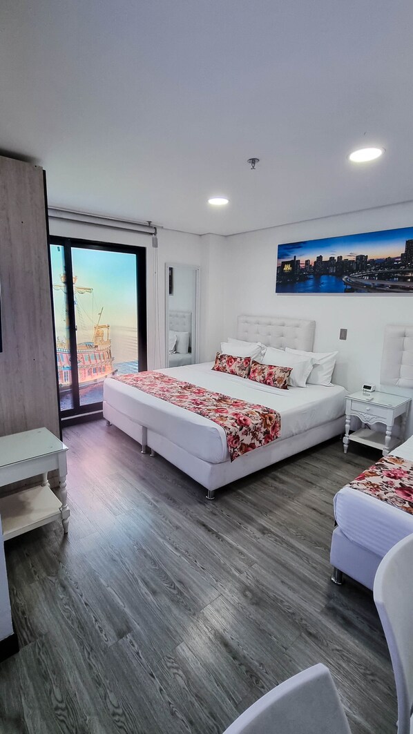 Deluxe Double Room | Pillowtop beds, in-room safe, desk, laptop workspace - Hotel Boutique Palacete (Bogotá)