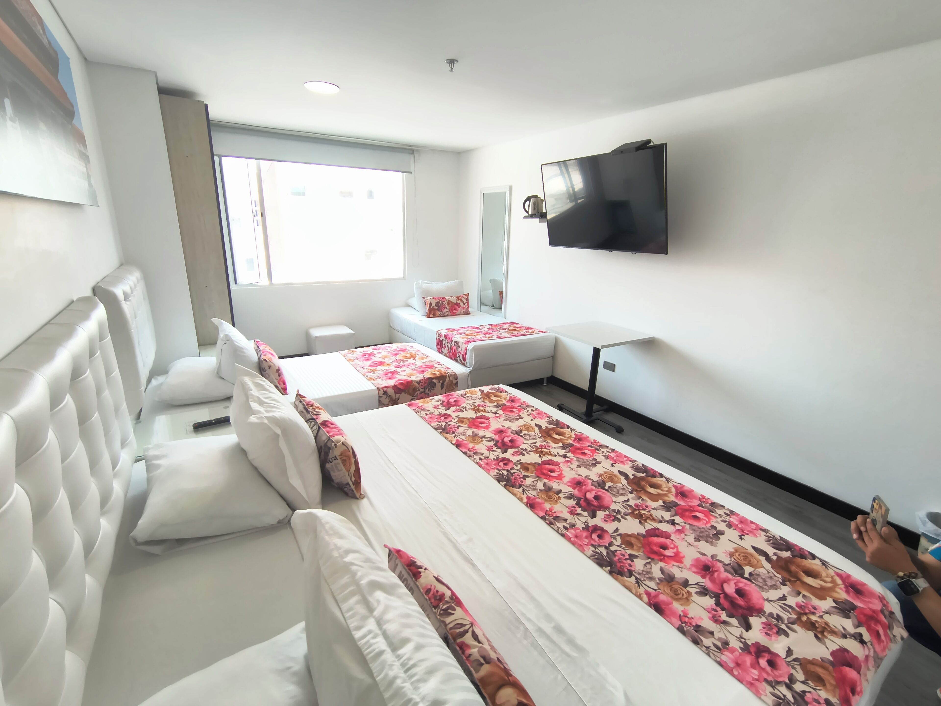 Familie vierpersoonskamer | Pillowtop-bedden, een kluis op de kamer, een bureau, een laptopwerkplek