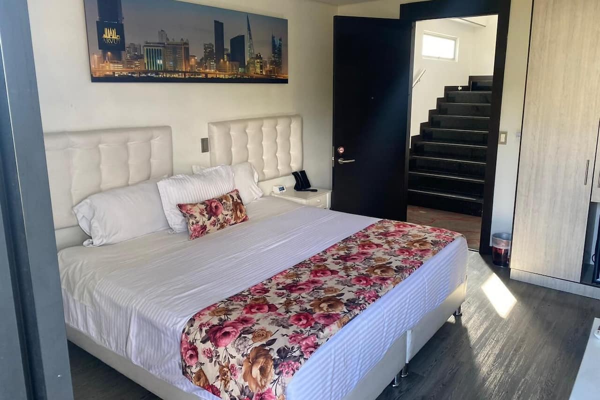 Camas con pillow-top, caja de seguridad en la habitación y escritorio
