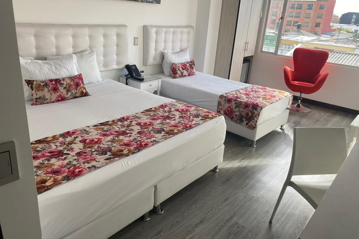 Habitación triple Deluxe | Colchones con acolchado adicional, caja fuerte, escritorio