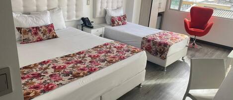 Deluxe-Dreibettzimmer | Pillowtop-Betten, Zimmersafe, Schreibtisch