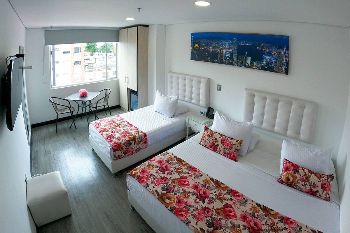 Colchones con acolchado adicional, caja fuerte, escritorio