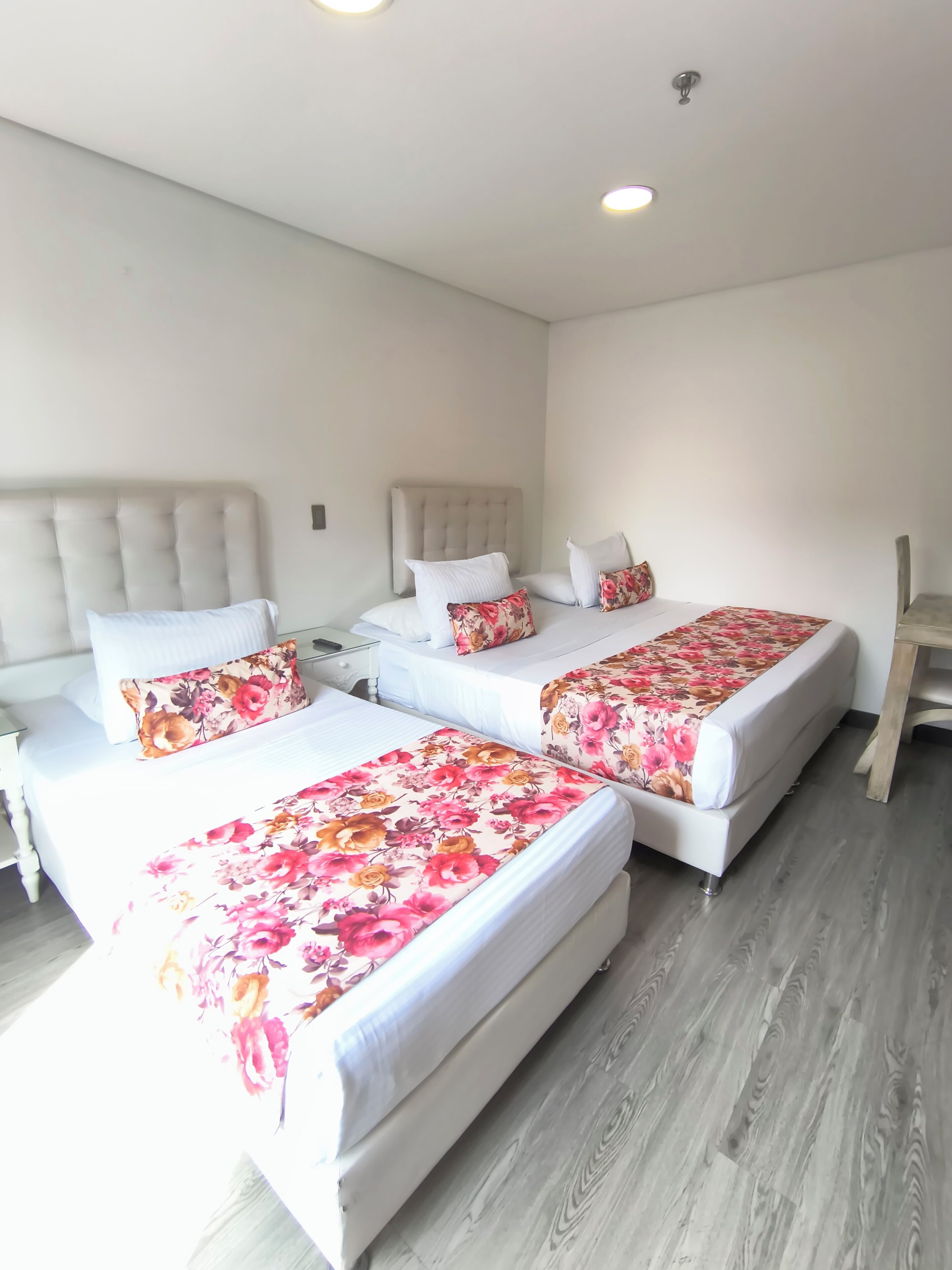 Superior Twin kamer | Pillowtop-bedden, een kluis op de kamer, een bureau, een laptopwerkplek