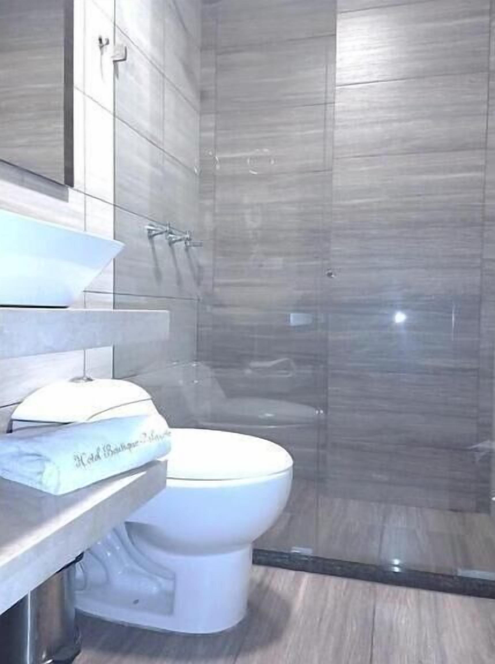Habitación triple superior | Baño | Regadera tipo lluvia, secadora de cabello, toallas 