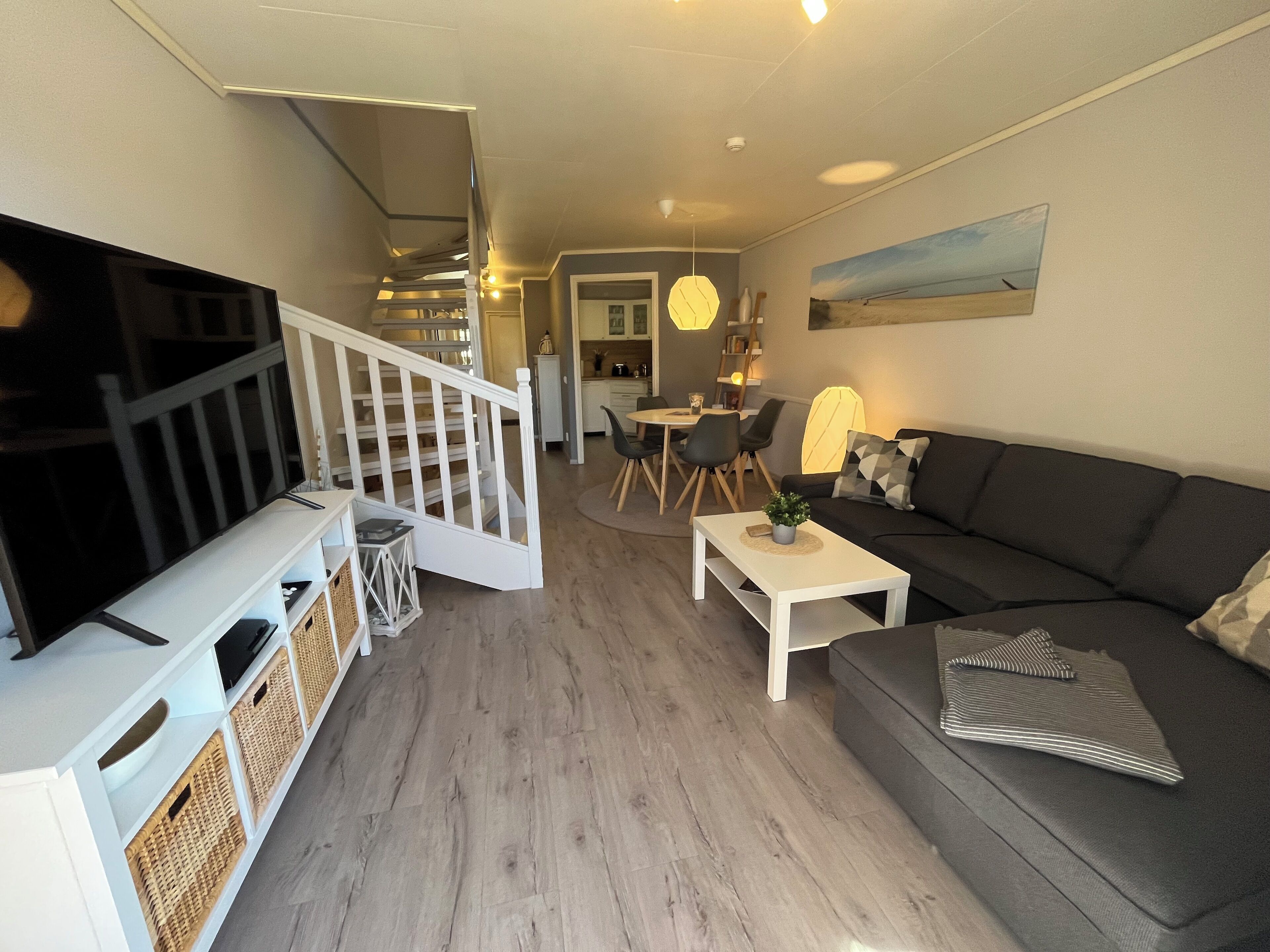 Fernseher, Tischtennisplatte, Stereoanlage