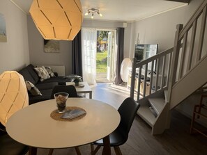 Tv och ett bordtennisbord