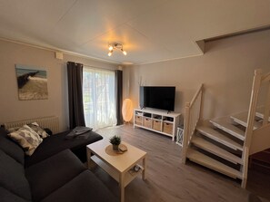 Télévision, table de tennis de table, chaîne hi-fi