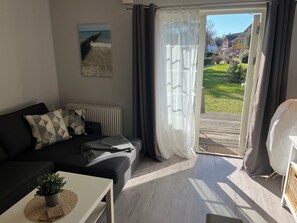 Télévision, table de tennis de table, chaîne hi-fi