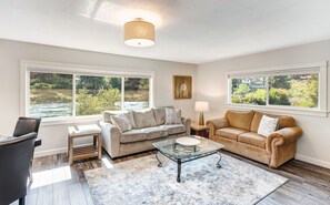 كوخ سوبيريور | غرفة المعيشة | تلفزيون بشاشة مسطحة بحجم 40-بوصة يعرض قنوات تلفزيونية باشتراك مدفوع