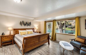 شقة إستديو بريميم | منطقة المعيشة | تلفزيون بشاشة مسطحة بحجم 40-بوصة يعرض قنوات تلفزيونية باشتراك مدفوع