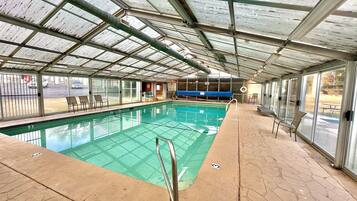 Una piscina cubierta