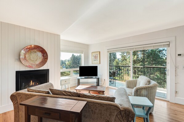 جناح مميز | منطقة المعيشة | تلفزيون بشاشة مسطحة بحجم 40-بوصة يعرض قنوات تلفزيونية باشتراك مدفوع