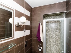 Appartement | Badkamer | Een douche, een haardroger