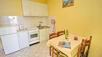 Departamento | Cocina privada | Refrigerador, horno y parrilla de estufa