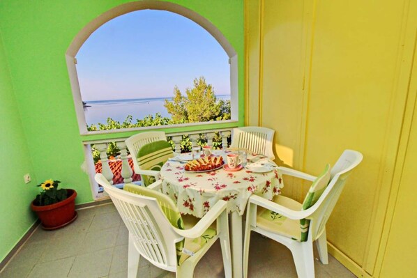 Apartment | Outdoor dining