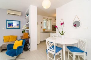 Apartment | Dining - Apartment Radovan - One-bedroom Apartment With Balcony and Sea View (Dubrovnik)