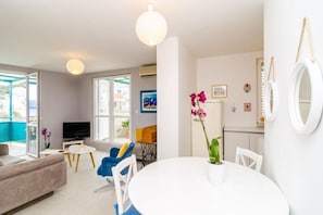 Apartment | Dining - Apartment Radovan - One-bedroom Apartment With Balcony and Sea View (Dubrovnik)