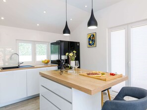 Villa | Eget kjøkken | Kjøleskap, mikrobølgeovn, ovn og kokeplater