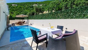 Outdoor pool, a heated pool - Villa Tranquility Nest Beniva - Three-bedroom Villa With Swimming Pool and Partial Sea View (Dubrovnik)
