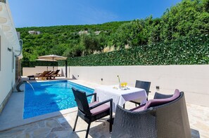 Utendørsbasseng og et oppvarmet basseng