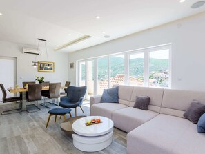 Villa | Wohnbereich | Flachbildfernseher