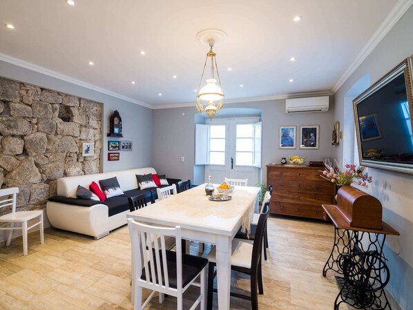 Dining - Villa Nives - Three-bedroom Villa With Terrace and Sea View (Ston)